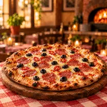 Pizza Pavia de masa delgada a la piedra con salamino, aceitunas negras, ají, Pizza Azzis Providencia