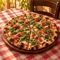 Pizza Bari de masa delgada a la piedra con rúcula, jamón crudo, Pizza Azzis Providencia