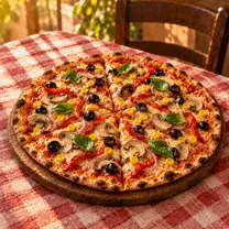 Pizza Vegetariana de masa delgada a la piedra con pimentón, aceitunas, cebolla, champiñón, choclo, Pizza Azzis Providencia