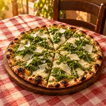 Pizza Azzis de masa delgada a la piedra con pesto, rúcula, queso parmesano, Pizza Azzis Providencia